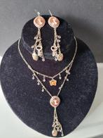Ketting en oorbellen met camee in modern jasje gegoten., Ophalen of Verzenden, Zo goed als nieuw, Roze, Overige materialen