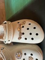 Leuke beige Crocs met voering en versieringen, Ophalen of Verzenden, Zo goed als nieuw, Beige, Pantoffels of Sloffen
