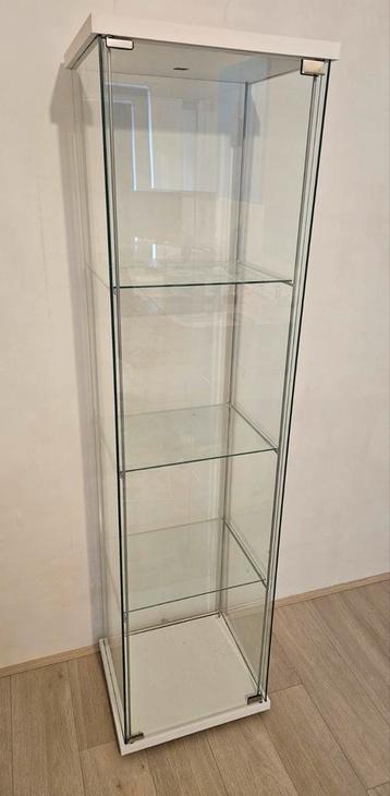 glazen vitrine kast beschikbaar voor biedingen