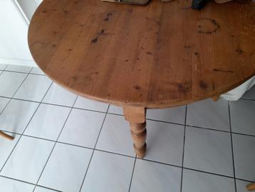Ronde eiken eettafel.  beschikbaar voor biedingen