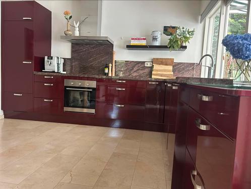Zeer complete keuken hoekopstelling, Huis en Inrichting, Keuken | Complete keukens, Gebruikt, Hoekkeuken, Rood, Graniet of Steen