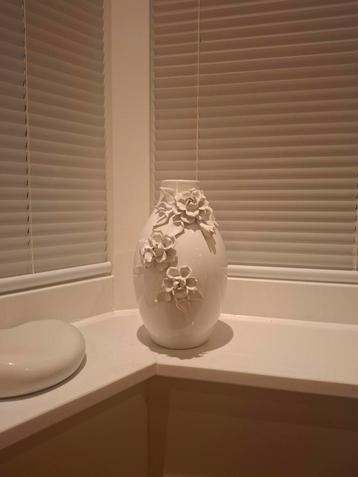 Vaas wit 3d bloemen  beschikbaar voor biedingen