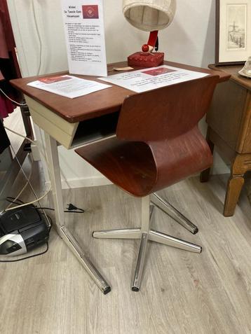 School tafeltje en stoeltje beschikbaar voor biedingen