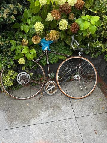 Oude peugot racefiets beschikbaar voor biedingen