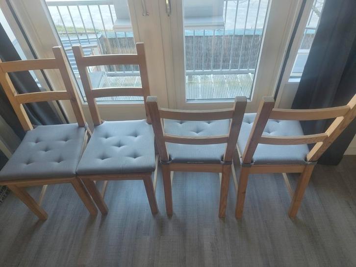 IKEA IVAR set van 4 houten stoelen met grijze kussens, Huis en Inrichting, Complete eetkamers, Gebruikt, 4 tot 6 stoelen, Ophalen