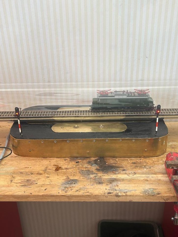 H0  loc in doorzichtige buis 1 meter ,,Laatste maand er op, Hobby en Vrije tijd, Modeltreinen | H0, Gebruikt, Treinset, Gelijkstroom