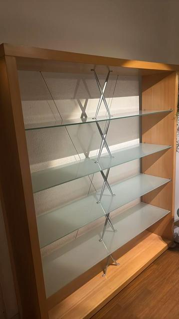 Houten kast met glazen planken beschikbaar voor biedingen