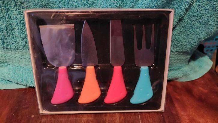 Set van 4 kaasmesjes met kleurrijke handvatten, Huis en Inrichting, Keuken | Bestek, Zo goed als nieuw, Los bestek, Rvs of Chroom