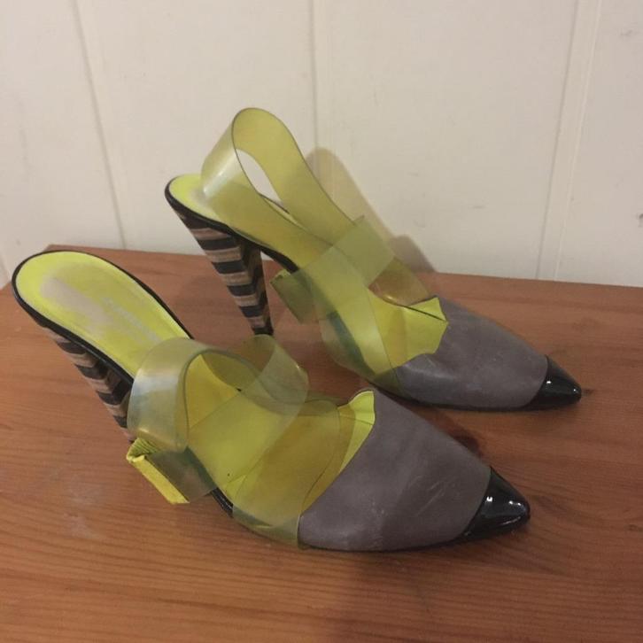Zwart grijs gele leren design pumps Leonora Mark, maat 40, Kleding | Dames, Schoenen, Zo goed als nieuw, Pumps, Zwart, Verzenden
