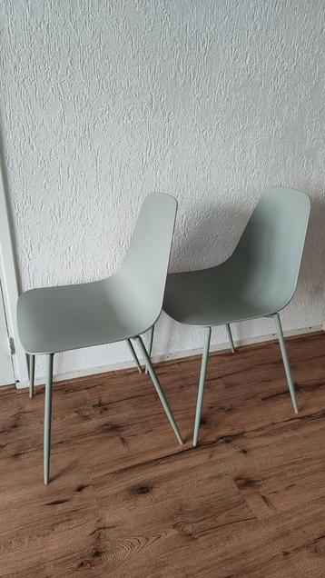 2x eetkamer stoelen  beschikbaar voor biedingen