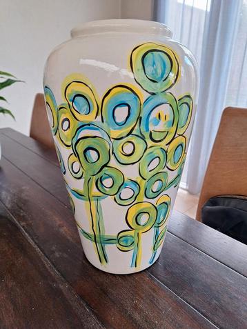 Mooie keramieken vaas beschikbaar voor biedingen