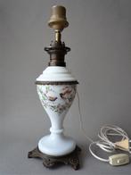 Tafellamp, van oorsprong een olielamp, melkglas, jr. '30, Antiek en Kunst, Ophalen of Verzenden