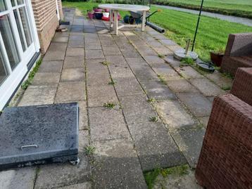 Gratis af te halen: grindtegels en stoeptegels beschikbaar voor biedingen