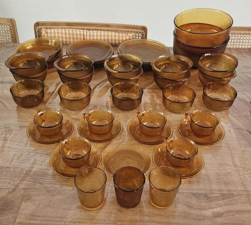 Retro amberkleurig glazen servies – in zeer goede staat, Huis en Inrichting, Keuken | Servies, Gebruikt, Compleet servies, Overige stijlen