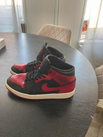 Air Jordan 1 Mid “Bred” (zwart/rood) beschikbaar voor biedingen
