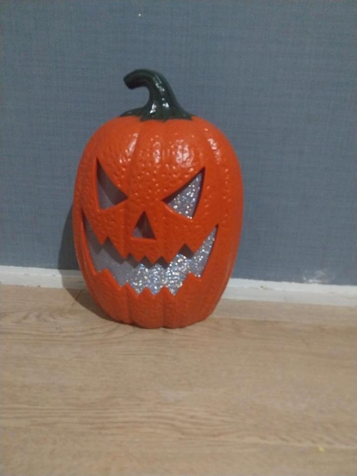 Halloween Pompoen & Skelet Decoratie - 2 Pompoenen 1skelet, Huis en Inrichting, Lampen | Hanglampen, Nieuw, Minder dan 50 cm, Kunststof