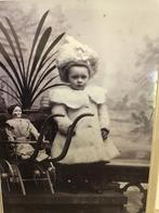 Antieke Foto ** Meisje met Poppenwagen en Pop** 17x11cm, Ophalen of Verzenden, Voor 1940, Zo goed als nieuw, Kind