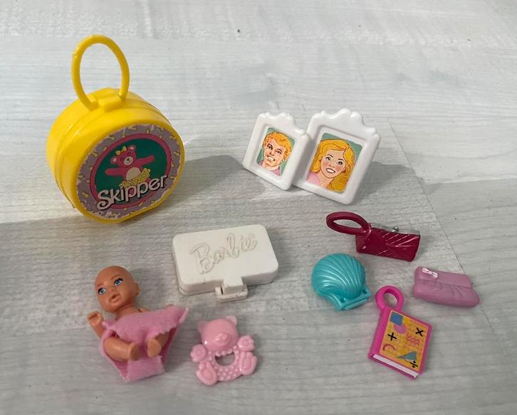 Barbie skipper oppassen logeren spulletjes, Verzamelen, Poppen, Zo goed als nieuw, Kleertjes, Ophalen of Verzenden