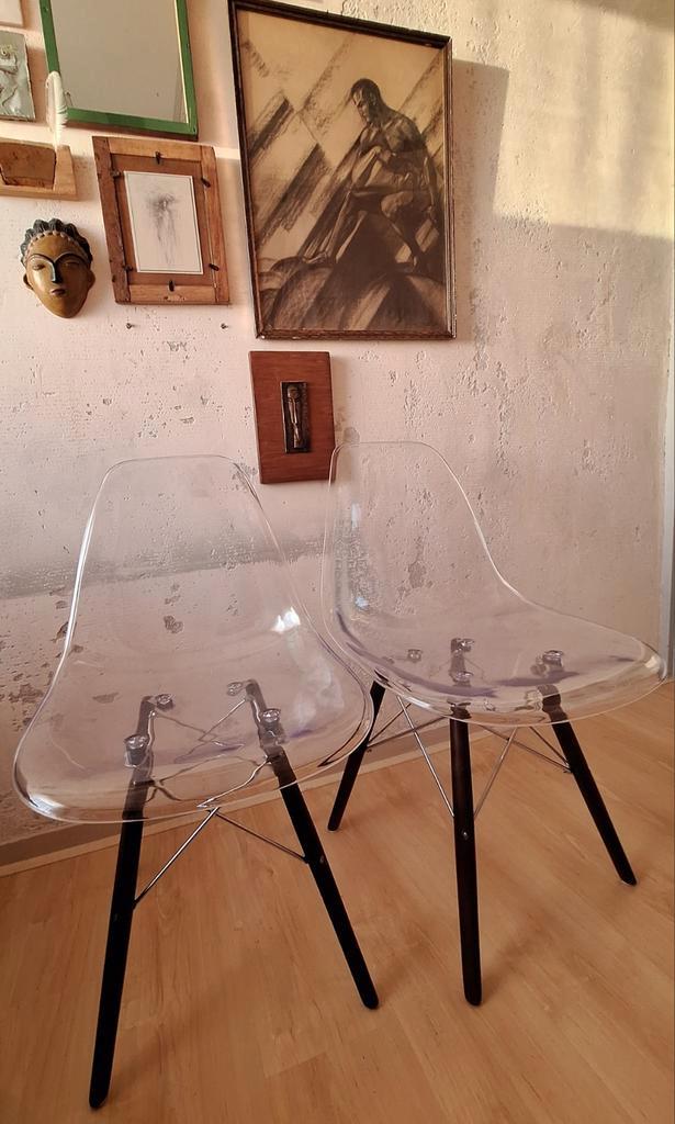 2 transparante eetkamerstoelen naar ontwerp Eames, Huis en Inrichting, Stoelen, Twee, Kunststof, Overige kleuren, Ophalen of Verzenden