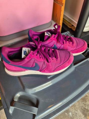 Nike schoenen zgan beschikbaar voor biedingen