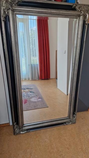 Grote spiegel facet geslepen en sierrand. 1,48 x 0,86 cm beschikbaar voor biedingen