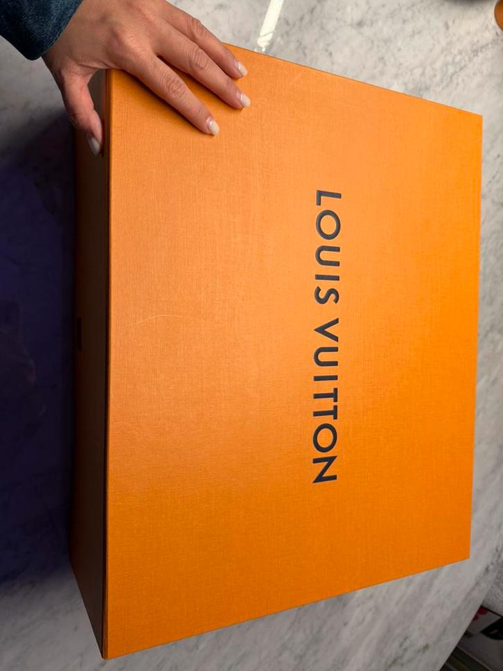 Louis Vuitton originele doos (453716 cm) – Groot formaat, Doe-het-zelf en Verbouw, Kratten en Dozen, Zo goed als nieuw, Doos, Minder dan 50 cm