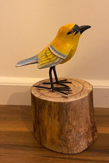 Handgemaakte houten vogeltje op stam - geel/blauw/zwart  beschikbaar voor biedingen