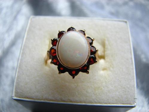 Mooie 14 Kt Gouden Ring met Australische Opaal en Granaatjes, Sieraden, Tassen en Uiterlijk, Antieke sieraden, Ring, Goud, Met edelsteen