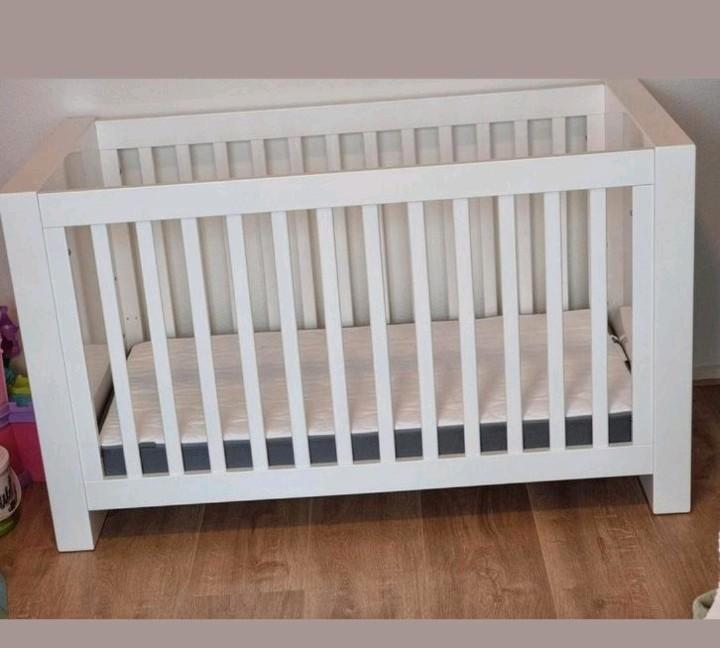 Kidsmill Alaska II; ledikant, commode en wandplank, Kinderen en Baby's, Kinderkamer | Complete kinderkamers, Gebruikt, Jongetje of Meisje