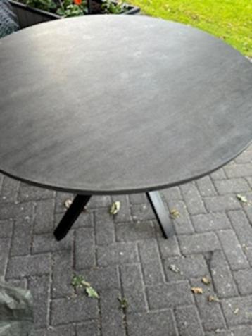 eettafel beschikbaar voor biedingen
