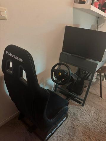 Playseat + trustmaster stuur/pedalen en Monitor 24 inch beschikbaar voor biedingen