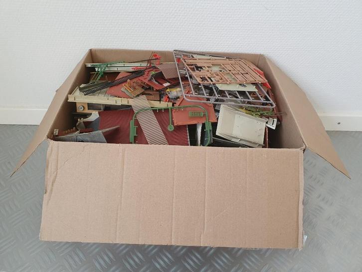 Doos vol restanten van H0 bouwpakketten zie foto's t.e.a.b., Hobby en Vrije tijd, Modeltreinen | H0, Gebruikt, Brug, Tunnel of Gebouw