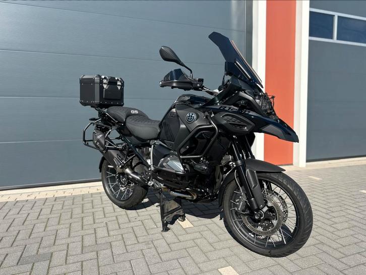 BMW R 1250 GS ADVENTURE TRIPLE BLACK 2024 AKRAPOVIC ZGAN, Motoren, Motoren | BMW, Bedrijf, Toermotor, meer dan 35 kW, 2 cilinders