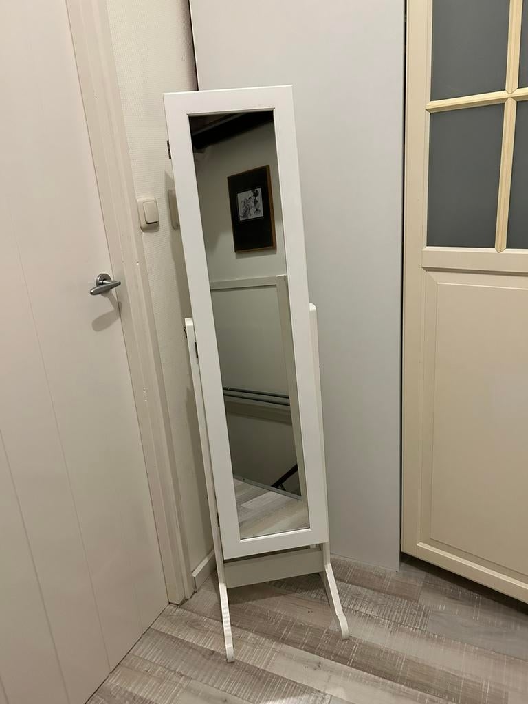 Staande witte pas spiegel met sieraden kast, Huis en Inrichting, Woonaccessoires | Spiegels, Ophalen, Minder dan 50 cm, Zo goed als nieuw