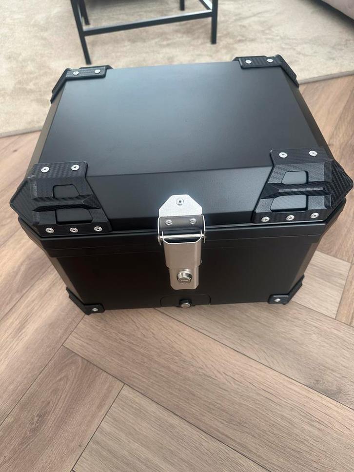 Nieuwe 45L zwart topkoffer met onderplaat(adapter), Motoren, Accessoires | Koffers en Tassen, Nieuw, Ophalen of Verzenden