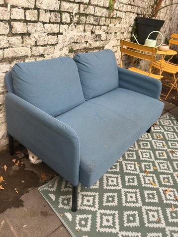 Blauwe zetel beschikbaar voor biedingen