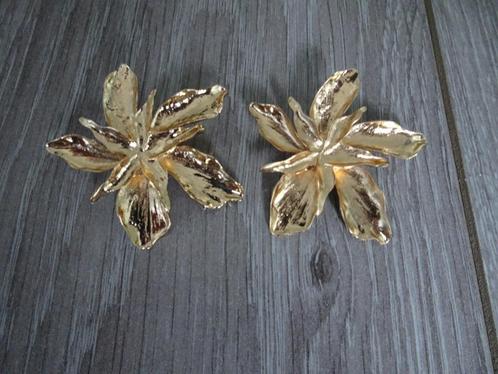 Goudkleurige bloem oorbellen NIEUW, Sieraden, Tassen en Uiterlijk, Oorbellen, Nieuw, Knopjes of Stekers, Overige materialen, Goud
