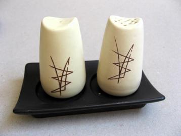 Retro keramiek peper en zoutstel op blaadje jaren 60 beschikbaar voor biedingen