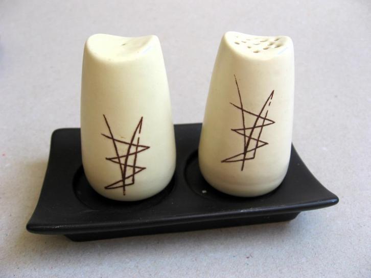 Retro keramiek peper en zoutstel op blaadje jaren 60, Antiek en Kunst, Antiek | Keramiek en Aardewerk, Ophalen of Verzenden