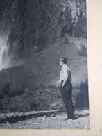 Foto jaren 50 Man bij een waterval, Ophalen of Verzenden