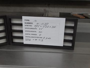 vingerhoedjes: N-039, wandvitrine, vitrine, ook voor N-Spoor beschikbaar voor biedingen