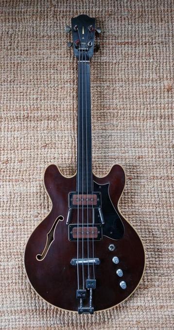 Oude basgitaar, decoratie beschikbaar voor biedingen