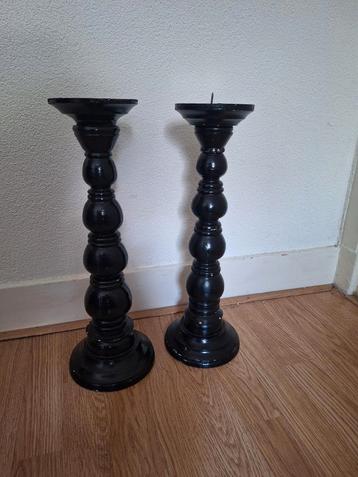 2 houten zwarte hoge kandelaars, 45 cm hoog. Voor stompkaars beschikbaar voor biedingen