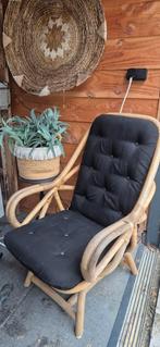 Rotan fauteuil met zwart kussen, Ophalen, Gebruikt, 75 tot 100 cm, Stof