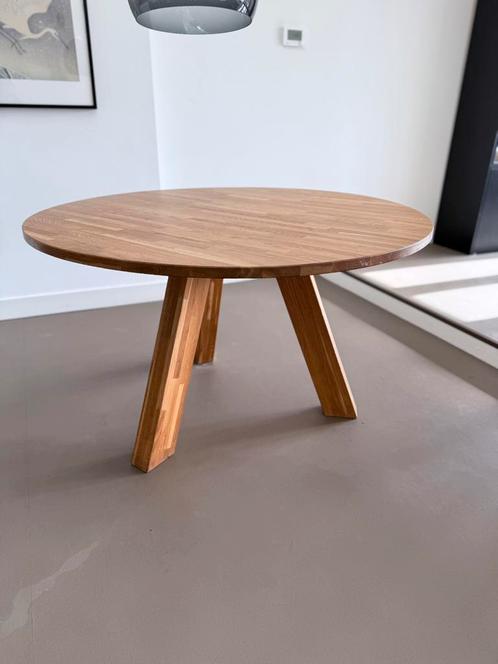 Woood ronde eettafel Rhoda 130cm eiken, Huis en Inrichting, Tafels | Eettafels, Zo goed als nieuw, 100 tot 150 cm, Vijf personen of meer