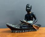 50 jaren zwart gips Afrikaanse MAN beeld in boot kano, Verzamelen, Beelden en Beeldjes, Ophalen of Verzenden, Gebruikt, Mens
