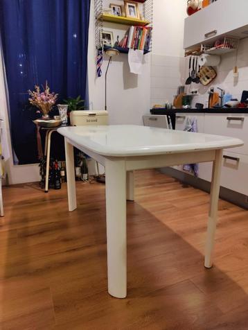 Witte eetkamer / keuken tafel beschikbaar voor biedingen