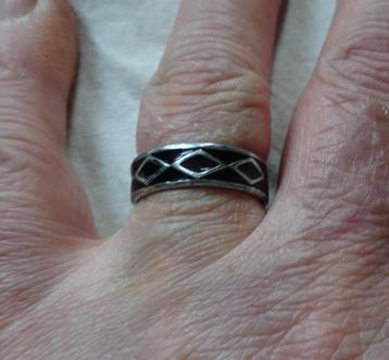 Zilverkleurige ring zwarte rand ruit patronen   beschikbaar voor biedingen