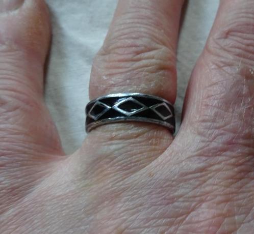 Zilverkleurige ring zwarte rand ruit patronen, Sieraden, Tassen en Uiterlijk, Ringen, Gebruikt, 17 tot 18, Zwart, IJzer of Staal