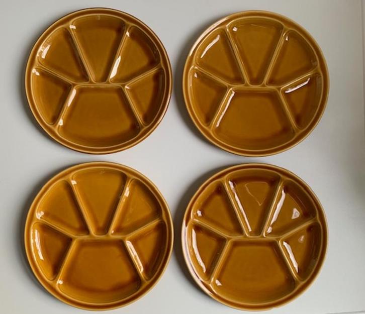 vier fondueborden televisieborden van GIEN        € 12,50, Huis en Inrichting, Keuken | Servies, Zo goed als nieuw, Bord(en), Overige stijlen